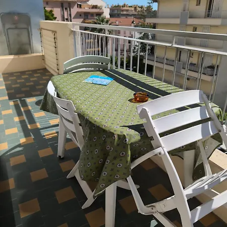 2 Pieces , Centre , Emplacement Ideal , Ментона